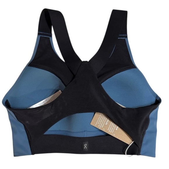 On Women's Performance Bra - Picture 5 of 11